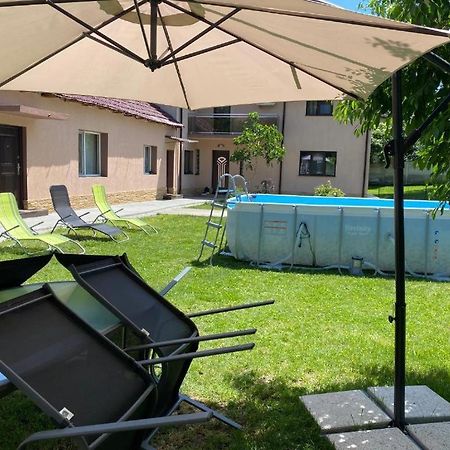 קריובה Lovely 1 Bedroom Flat In A 2 Ground Floor House מראה חיצוני תמונה