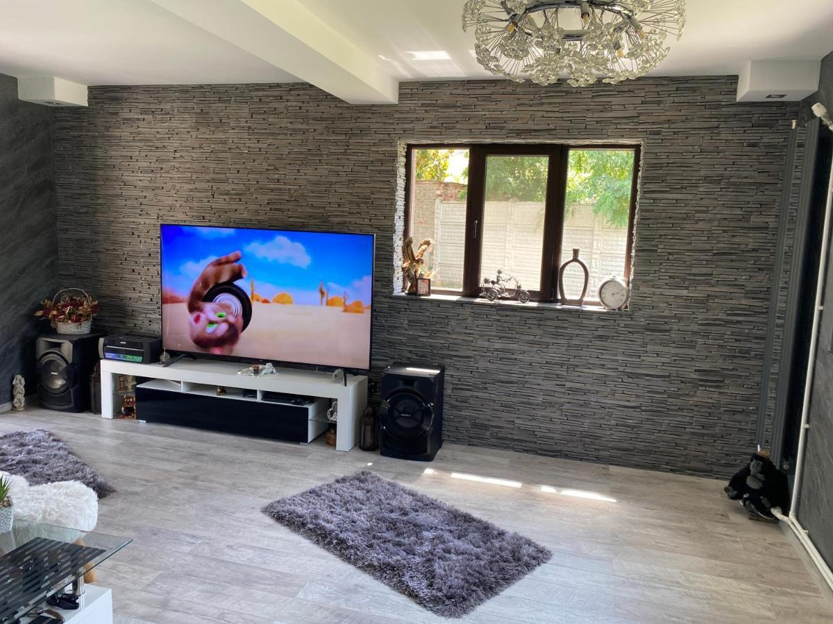 קריובה Lovely 1 Bedroom Flat In A 2 Ground Floor House מראה חיצוני תמונה