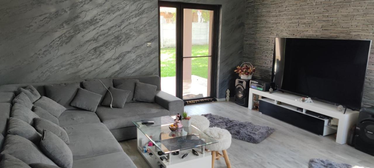 קריובה Lovely 1 Bedroom Flat In A 2 Ground Floor House מראה חיצוני תמונה