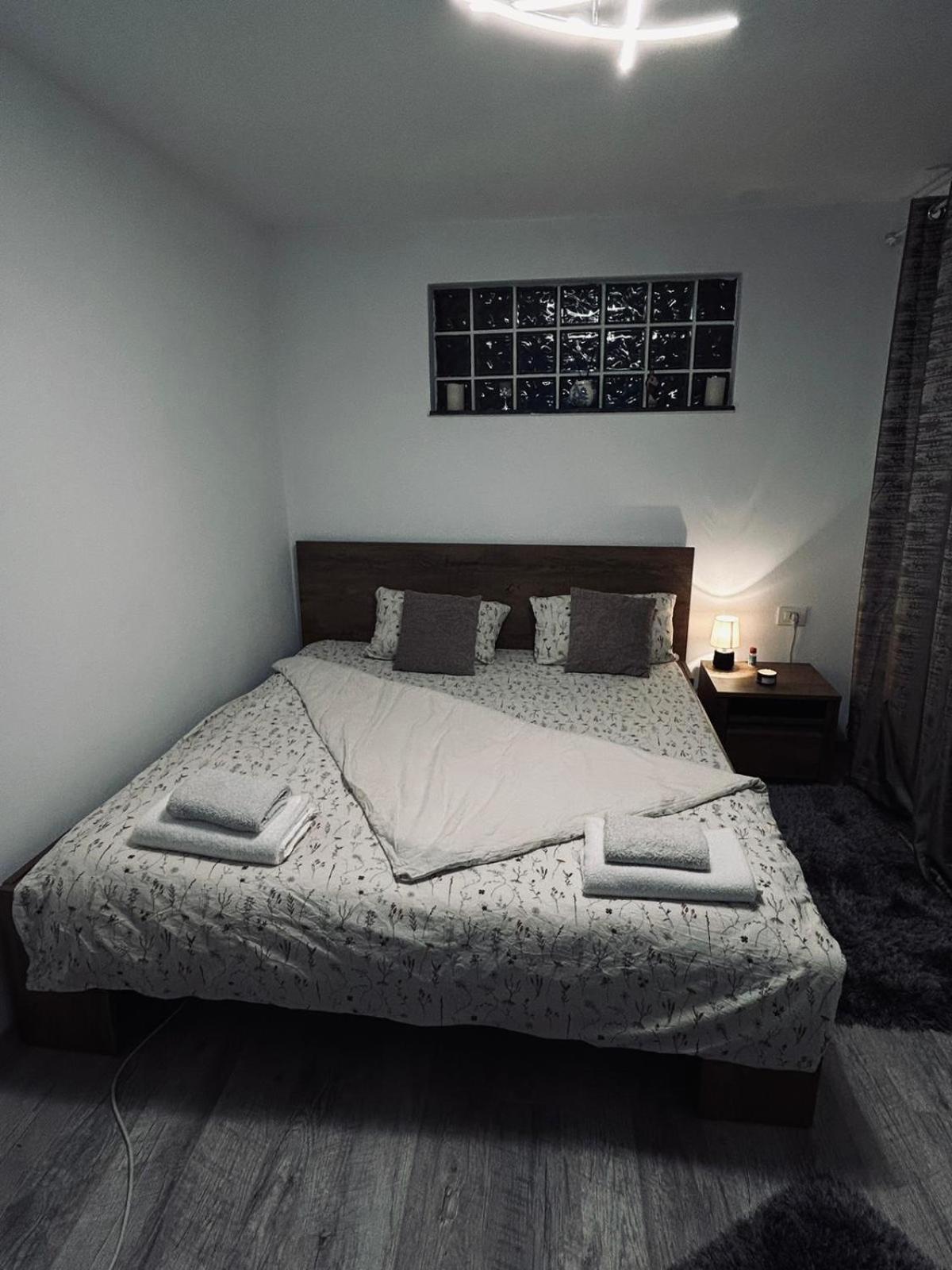 קריובה Lovely 1 Bedroom Flat In A 2 Ground Floor House מראה חיצוני תמונה